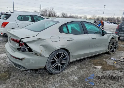 2021 Volvo S60 T8 Recharge R-Design z USA, uszkodzony, nr VIN 7JRBR0FZ6MG113194